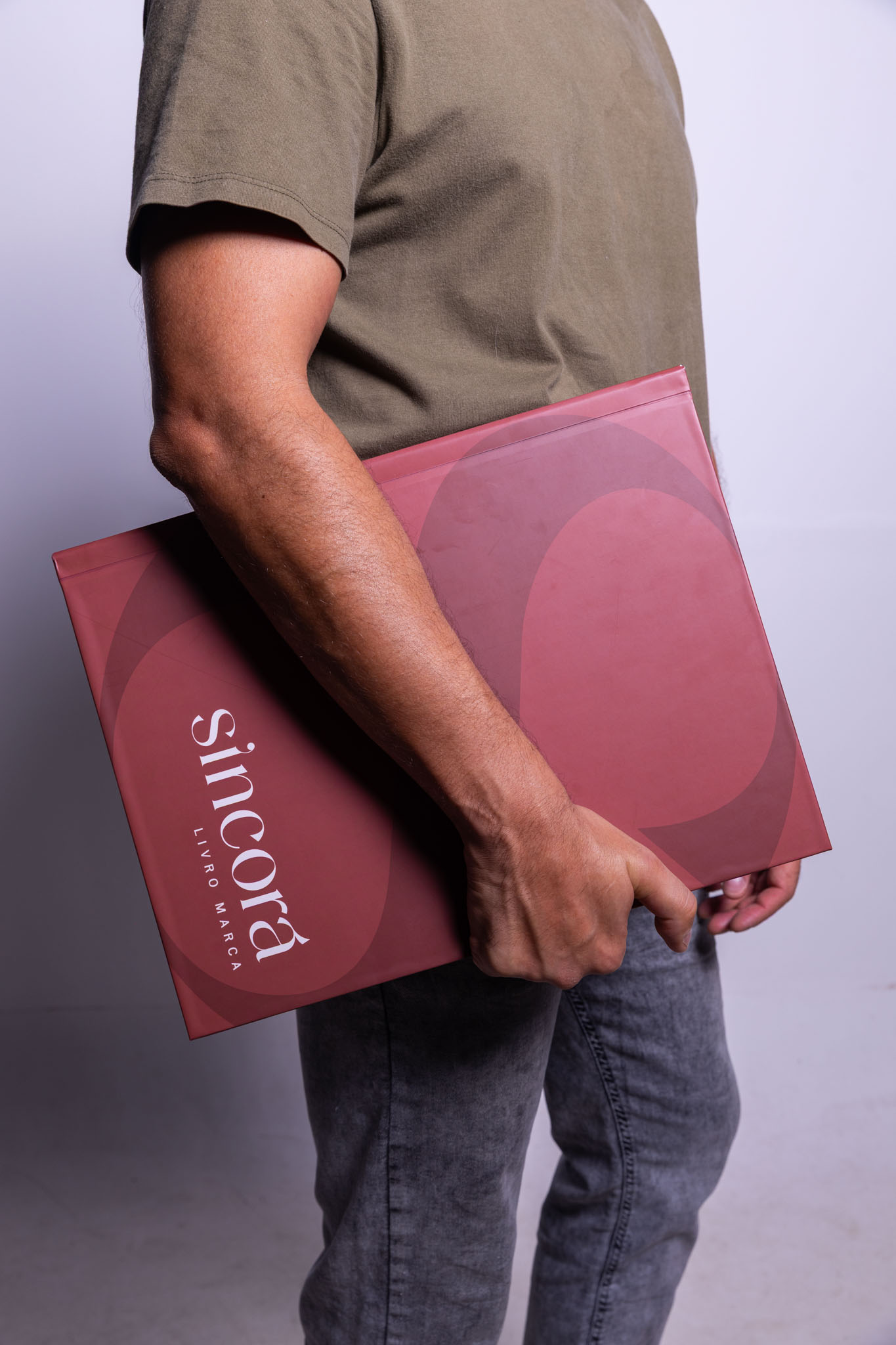 Cliente HWG segurando o Livro Marca da Sincorá